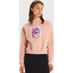 Bluza z nadrukiem - Różowy. Różowe bluzy damskie Cropp, s, z nadrukiem, bez rękawów, bez kaptura. Za 99,99 zł.