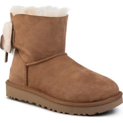 Buty UGG - W Classic Double Bow Mini 1103652 Che. Pomarańczowe kozaki damskie Ugg, ze skóry, bez obcasa, bez zapięcia. W wyprzedaży za 729,00 zł.