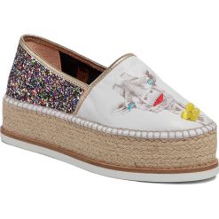Espadryle ESPADRILLES - J.Rafa 21851-34957-1 Blanco. Białe espadryle damskie Espadrilles, z aplikacjami, ze skóry, bez obcasa, na koturnie. W wyprzedaży za 329,00 zł.