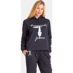 BLUZA TRUSSARDI JEANS. Czarne bluzy damskie Trussardi Jeans, s, bez wzorów, z bawełny, bez rękawów, z kapturem. Za 379,00 zł.