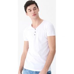 T-shirt z guzikami - Biały. Białe t-shirty męskie House, s, bez wzorów, bez kołnierzyka. Za 35,99 zł.