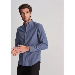 Bawełniana koszula regular fit - Granatowy. Niebieskie koszule męskie Reserved, s, bez wzorów, z bawełny, bez kołnierzyka, bez rękawów. Za 119,99 zł.