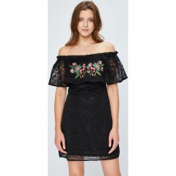 Answear - Sukienka. Czarne sukienki damskie ANSWEAR, na co dzień, s, z haftami, z poliesteru, casualowe, bez kołnierzyka, bez rękawów, mini, proste. W wyprzedaży za 69,90 zł.