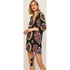 Desigual - Sukienka plażowa. Białe stroje kąpielowe damskie Desigual, na plażę, s, bez wzorów, z wiskozy, bez kołnierzyka, bez rękawów. W wyprzedaży za 179,90 zł.