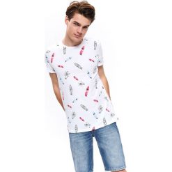 T-shirt we wzór. Białe t-shirty męskie Top Secret, na zimę, m, z nadrukiem, z bawełny, bez kołnierzyka, krótkie. W wyprzedaży za 29,99 zł.