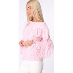 Swetry klasyczne damskie: Sweter dekolt w łódkę z frędzlami jasnoróżowy MISC4540