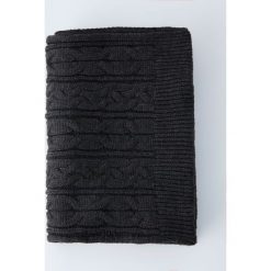 Szalik ze splotem warkoczowym. Czarne szaliki męskie marki Pull&Bear, bez wzorów, ze splotem. Za 69,90 zł.