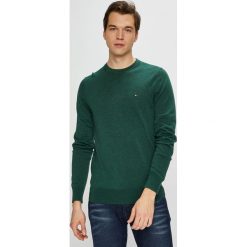 Tommy Hilfiger - Sweter. Szare swetry klasyczne męskie TOMMY HILFIGER, l, z bawełny, z okrągłym kołnierzem. W wyprzedaży za 319,90 zł.