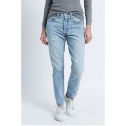 Levi's - Jeansy. Czerwone rurki damskie marki Levi's®, z bawełny, z podwyższonym stanem. W wyprzedaży za 289,90 zł.