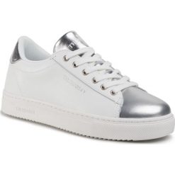 Sneakersy TRUSSARDI JEANS - 79A00478 W622. Białe półbuty damskie Trussardi Jeans, bez wzorów, z jeansu, bez obcasa, na płaskiej podeszwie, bez zapięcia. Za 599,00 zł.
