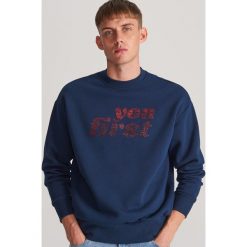 Bluza z napisem - Granatowy. Niebieskie bluzy męskie Reserved, s, z napisami, bez kołnierzyka, bez rękawów, bez kaptura. Za 119,99 zł.