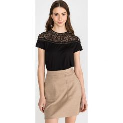 Guess Alicia Top Czarny. Czarne bluzki damskie Guess, xs, w koronkowe wzory, z elastanu, bez kołnierzyka, z krótkim rękawem. Za 262,95 zł.