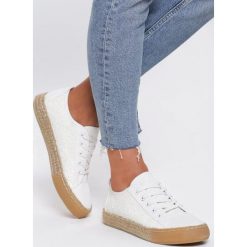 Białe Trampki Cheers. Białe espadryle damskie Renee, z aplikacjami, z koronki, bez obcasa, na płaskiej podeszwie. Za 59,99 zł.
