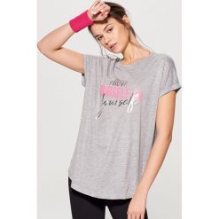 Koszulka sportowa athleisure - Szary. Szare bluzki sportowe damskie marki Mohito, l. W wyprzedaży za 29,99 zł.