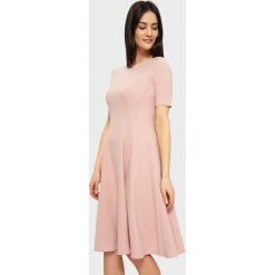 Rozkloszowana sukienka midi. Szare sukienki damskie Greenpoint, bez wzorów, z elastanu, bez kołnierzyka, bez rękawów, midi, rozkloszowane. Za 159,99 zł.