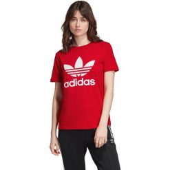 Adidas Originals Trefoil Koszulka Czerwony. Czerwone koszulki damskie adidas Originals, z nadrukiem, z elastanu, bez kołnierzyka, z krótkim rękawem. Za 111,95 zł.
