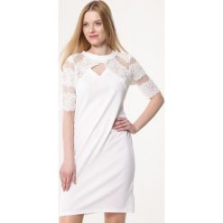 Biała Sukienka Exclusive. Białe sukienki damskie Born2be, na spotkanie biznesowe, s, w koronkowe wzory, z koronki, eleganckie, bez kołnierzyka, bez rękawów, mini. Za 49,99 zł.