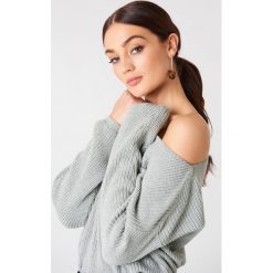 Swetry klasyczne damskie: Josefin Ekström for NA-KD Krótki sweter z dzianiny – Grey