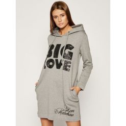 Sukienka dzianinowa LOVE MOSCHINO W5B1901E 2117. Szare sukienki damskie Love Moschino, bez wzorów, z elastanu, bez kołnierzyka, bez rękawów. W wyprzedaży za 569,00 zł.