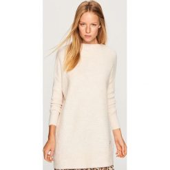 Długi sweter - Kremowy. Białe bez kategorii Reserved, s. W wyprzedaży za 49,99 zł.