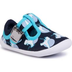 Kapcie CLARKS - Roamer Sun T 261503576 Navy Interest. Niebieskie sandały chłopięce Clarks, z tworzywa sztucznego, bez zapięcia. Za 119,00 zł.