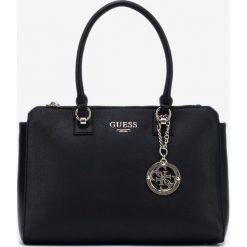 Guess Alma Society Torebka Czarny. Czarne torebki klasyczne damskie Guess, z aplikacjami, z materiału, bez dodatków. Za 612,95 zł.