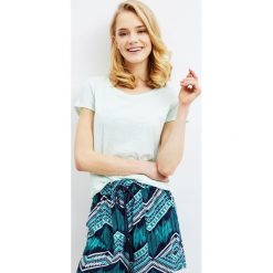 Bluzka basic. Bluzki damskie Moodo, s, bez wzorów, bez kołnierzyka, bez rękawów. Za 9,99 zł.