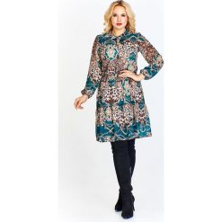 Wzorzysta sukienka z wiązaniem przy dekolcie z lekko rozkloszowanym dołem z a'la kilku warstw zielony. Zielone sukienki damskie N/A, na imprezę, plus size, bez wzorów, bez kołnierzyka, plus size, bez rękawów, rozkloszowane. Za 262,58 zł.