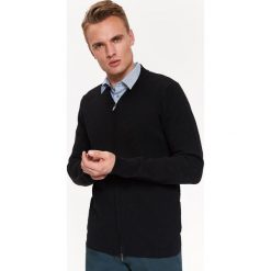 Sweter rozpinany typu bomber. Czarne swetry męskie Top Secret, na zimę, xl, bez wzorów, z dzianiny, eleganckie. W wyprzedaży za 99,99 zł.
