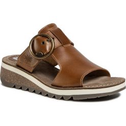 Klapki FLY LONDON - Tute 2 P144590001 Camel. Pomarańczowe klapki damskie Fly London, bez wzorów, ze skóry, bez obcasa, na obcasie. W wyprzedaży za 329,00 zł.