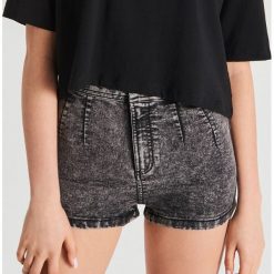 Szorty z wysokim stanem - Szary. Szare szorty damskie Cropp, bez wzorów, z podwyższonym stanem. Za 39,99 zł.