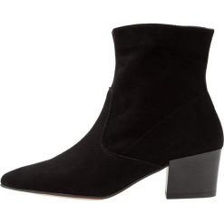 KIOMI Botki black. Czarne botki damskie marki KIOMI, ze skóry, klasyczne, bez obcasa, bez zapięcia. Za 379,00 zł.