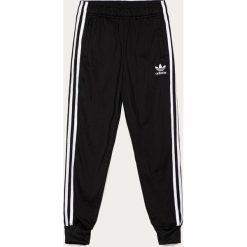 Adidas Originals - Spodnie dziecięce 128-164 cm. Czarne spodnie dziewczęce adidas Originals, z aplikacjami, z poliesteru. Za 149,90 zł.