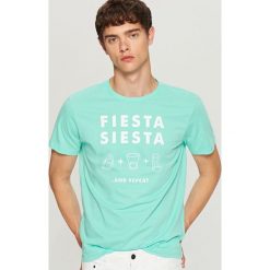 T-shirt z nadrukiem - Zielony. Zielone t-shirty męskie z nadrukiem Reserved, l. W wyprzedaży za 19,99 zł.
