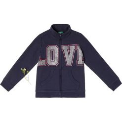Bluza w kolorze granatowym. Niebieskie bluzy niemowlęce Benetton Kids, z nadrukiem, bez rękawów, bez kaptura. W wyprzedaży za 35,95 zł.