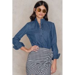Koszule body: NA-KD Koszula jeansowa z falbanką przy kołnierzyku - Blue