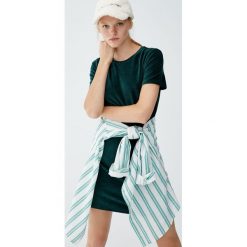Krótka sukienka z drobnego sztruksu. Szare sukienki damskie Pull&Bear, bez wzorów, ze sztruksu, bez kołnierzyka, z krótkim rękawem, krótkie, mini. Za 69,90 zł.
