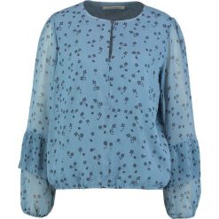 Gestuz JEANETT Bluzka blue. Niebieskie bluzki damskie marki Gestuz, bez wzorów, z poliesteru, bez kołnierzyka, bez rękawów. W wyprzedaży za 367,20 zł.