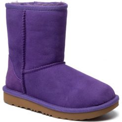 Buty UGG - Kids' Classic II 1017703K Vblm. Fioletowe śniegowce dziewczęce Ugg, bez zapięcia. W wyprzedaży za 349,00 zł.