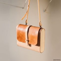 Torebka skórzana z drewnem R-3 blankowa. Brązowe torebki klasyczne damskie Pakamera, z materiału. Za 390,00 zł.