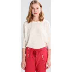 Swetry klasyczne damskie: Stefanel MAGLIA SCOLLO BARCHETTA Sweter off white