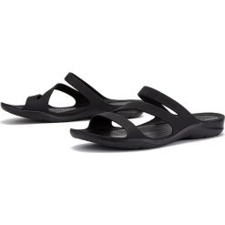 CROCS SWIFWATER SANDALS > 203998-060. Klapki damskie Crocs, w paski, bez obcasa. W wyprzedaży za 109,99 zł.