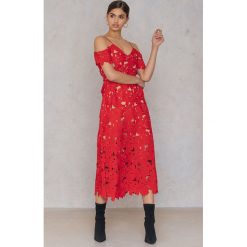 NA-KD Boho Koronkowa sukienka z wycięciami na ramionach - Red. Czerwone sukienki damskie marki NA-KD Boho, z haftami, z poliesteru, boho, z dekoltem na plecach, bez rękawów. W wyprzedaży za 78,88 zł.