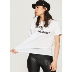 T-shirt z hasłem - Biały. Białe t-shirty damskie Sinsay, l. Za 19,99 zł.