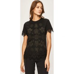 Desigual - T-shirt. Czarne bluzki damskie Desigual, s, bez wzorów, z bawełny, z okrągłym kołnierzem, z krótkim rękawem. W wyprzedaży za 239,90 zł.