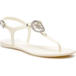 Sandały GUESS - Jacode FL6JAC RUB21 WHITE. Białe klapki damskie Guess, z aplikacjami, z tworzywa sztucznego, bez obcasa, na obcasie. W wyprzedaży za 259,00 zł.