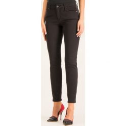 Jeansy Skinny Fit Armani Exchange 6GYJ01 Y6BJZ 0204. Czarne jeansy damskie Armani Exchange. W wyprzedaży za 309,00 zł.