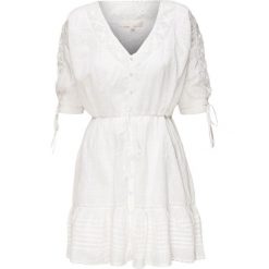 Sukienka LOVESHACKFANCY LORI Biały. Białe sukienki damskie marki LoveShackFancy, l, w koronkowe wzory, z bawełny, wakacyjne, bez kołnierzyka, bez rękawów. Za 1480,00 zł.
