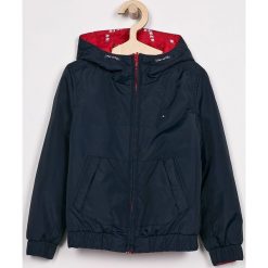 Tommy Hilfiger - Kurtka dziecięca dwustronna 110-176 cm. Niebieskie kurtki chłopięce TOMMY HILFIGER, bez wzorów, z poliesteru, krótkie, z kapturem. W wyprzedaży za 399,90 zł.