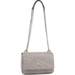 Torebka DKNY - Allen Md Flap Shoul R833B638 Fog FOG. Szare torebki klasyczne damskie DKNY, bez wzorów, ze skóry, klasyczne, bez dodatków. Za 979,00 zł.
